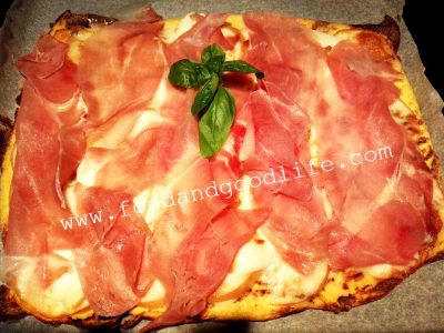 Pizza di cavolfiore con scamorza e prosciutto. Ricetta Low carb e chetogenica Pizza di cavolfiore con scamorza e prosciutto