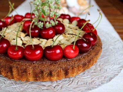 Crostata morbida low carb con crema al cacao e ciliegie crostata morbida con crema al cacao