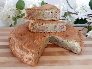 Pizza ripiena di broccoli e salsiccia, ricetta Cheto-Paleo Pizza ripiena di broccoli e salsiccia, ricetta keto e paleo
